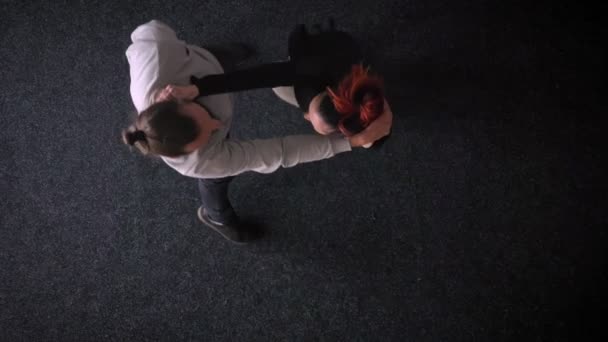 Top-Aufnahme einer schön tanzenden Frau und eines Mannes, die sich auf schwarzem Hintergrund die Hände reichen. — Stockvideo