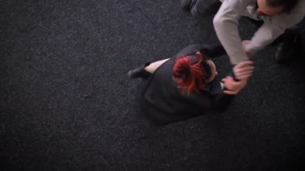 Top shot de esplendidamente dançando mulher de gengibre e homem de cabeça preta no fundo preto . — Vídeo de Stock