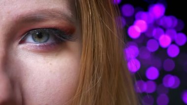 Pembe tonları ve uzun kirpik gorgeous mavi göz makyajı closeup