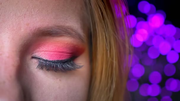 Крупный план великолепного женского макияжа глаз с розовыми тенями и длинными красивыми ресницами — стоковое видео
