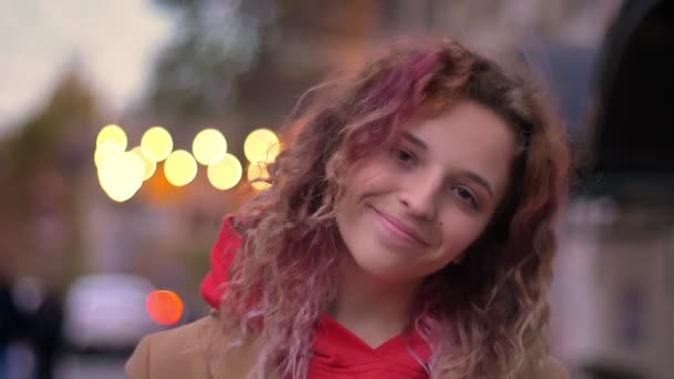Szczegół Portret Młoda Blondynka Kaukaski Oglądania Uśmiechem Aparatu Tle Miasta — Wideo stockowe