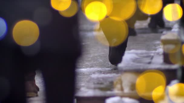 Peatones en la fría noche de invierno, cruzan la concurrida calle de la ciudad . — Vídeos de Stock