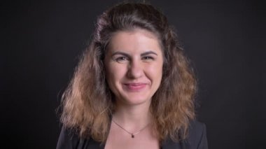 Yakın çekim izlemek ve siyah arka plan üzerine kamera içine gülerek kilolu kafkas kadın portresi.