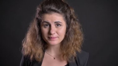 Perplexedly kamera siyah arka plan üzerine içine izlerken kilolu kafkas kadın portresi yakın çekim.