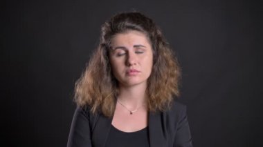 İrritatedly gözleri siyah arka plan üzerine haddeleme kilolu kafkas kadın portresi yakın çekim.