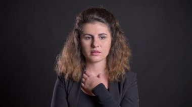 Perplexedly siyah arka plan üzerine düşünme kilolu kafkas kadın portresi yakın çekim.