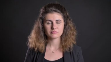 Yakın çekim onaylayarak içine kamera siyah arka plan üzerine başını sallayarak kilolu kafkas kadın portresi.
