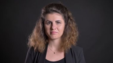 Olumsuz kamera siyah arka plan üzerine içine izlerken kafasını çevirerek kilolu kafkas kadın portresi yakın çekim.