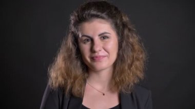 Flört ve siyah arka plan üzerine kamera içine gülümseyerek kilolu kafkas kadın portresi yakın çekim.
