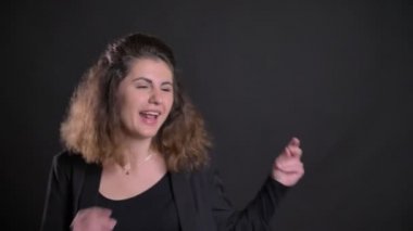 Garip bir şekilde siyah arka plan üzerine dans kilolu kafkas kadın portresi yakın çekim.
