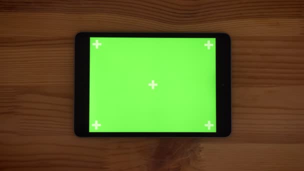 Close Top Shot Tablet Horizontal Com Tela Verde Fundo Mesa — Vídeo de Stock