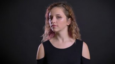 Olumsuz kamera siyah arka plan üzerine içine kafasını dönüm pembe saçlı Genç beyaz kız portresi.