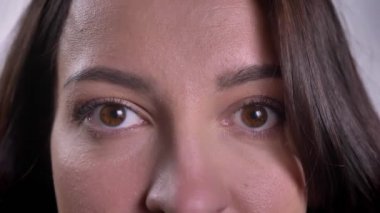 Doğrudan kameraya izlerken genç Kafkas esmer kadın portresi yakın çekim.