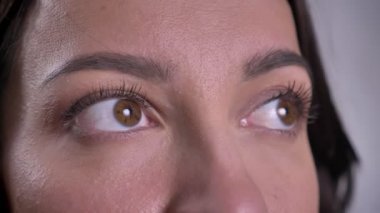 Yakın çekim yukarı doğru tarassut genç Kafkas esmer kadın portresi çember.