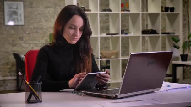 Portret Van Aantrekkelijke Jonge Brunette Zakenvrouw Werkt Aandachtig Met Tablet — Stockvideo