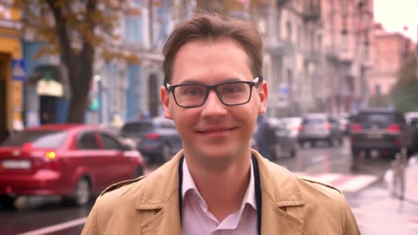 Closeup Dospělých Kavkazské Muž Brýlích Otočil Tváří Kameře Usmívá Ležérně — Stock video