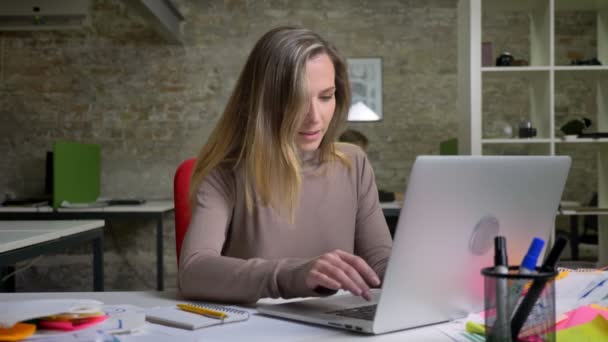 Крупный План Красивой Взрослой Женщины Печатающей Ноутбуке Офисе Улыбающейся — стоковое видео