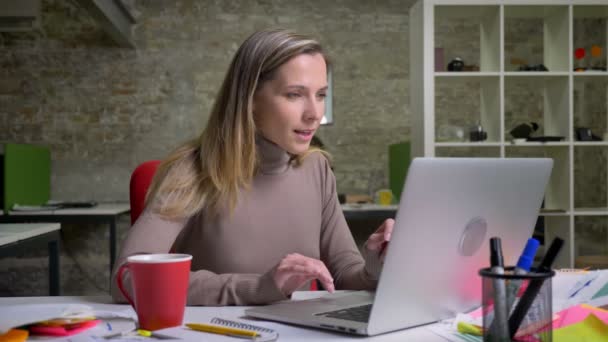 ノート パソコンと成功のために興奮を入力する幸せな白人女性会社員のポートレート クローズ アップ — ストック動画