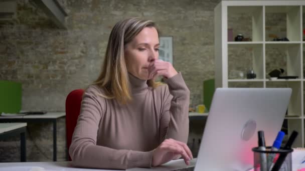 Retrato de close-up de trabalhadora de escritório concentrada digitando no laptop com dificuldades e encontrar uma solução para o problema — Vídeo de Stock