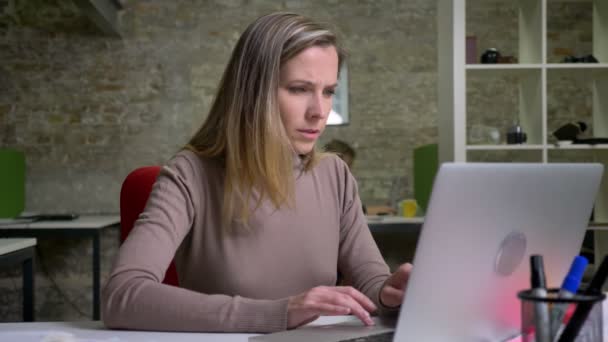 Retrato de close-up do trabalhador de escritório feminino emocional digitando no laptop e ficando frustrado por causa da falha — Vídeo de Stock