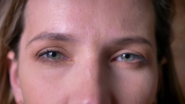 迷人的成年女性眼睛特写镜头 用严肃的面部表情在镜头前昂手 — 图库视频影像