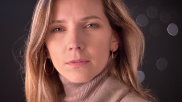 Retrato Primer Plano Una Atractiva Mujer Caucásica Adulta Mirando Directamente — Vídeo de stock