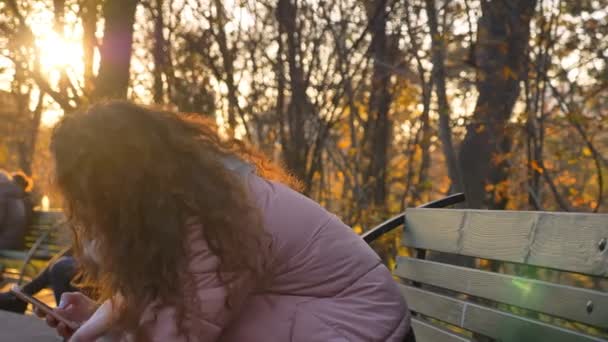 Portrait Caucasian Curly Haired Woman Sitting Bench Making Photos Pigeons — Stock Video