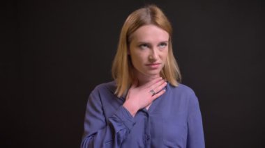 Boğaz siyah arka plan üzerine acı resmen giymiş kadın portresi.