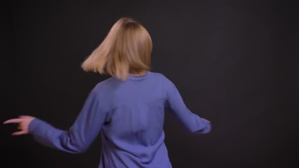 Annyit tánc fekete háttér hivatalosan öltözött nő portréja. — Stock videók