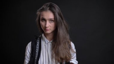 Sakince kamera siyah arka plan üzerine içine izlerken genç beyaz uzun saçlı kadın portresi.