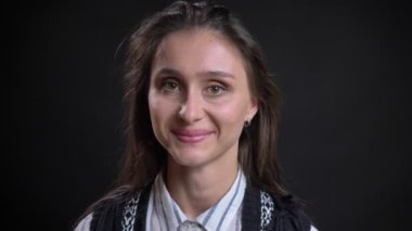 Siyah arka plan üzerine kamera içine hoş gülümseyen Genç beyaz uzun saçlı kadın portresi.