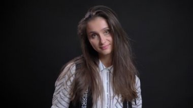 Alçakgönüllü kameraya izliyor ve siyah arka plan üzerine dudak ısırma Genç beyaz uzun saçlı kadın portresi.