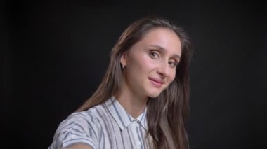 Öz-video selfie-fotoğrafları yapma genç beyaz uzun saçlı kadının siyah arka plan üzerine smartphone kullanarak.