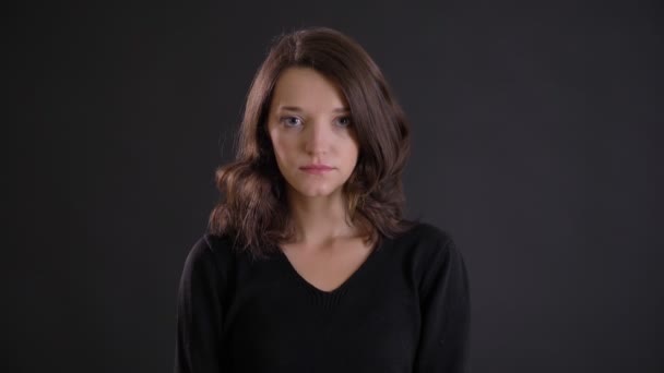 Portret Van Jonge Aantrekkelijke Kaukasische Langhaar Meisje Bescheiden Verhoging Van — Stockvideo