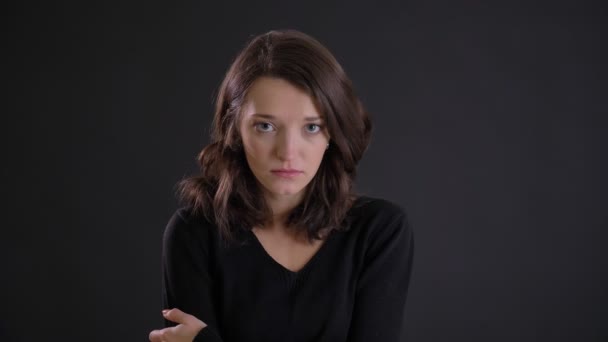 Portré Fiatal Vonzó Kaukázusi Hosszú Hajú Lány Sajnos Átkelés Karját — Stock videók