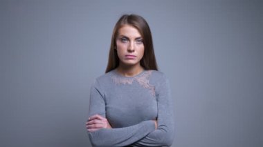 Ne yazık ki kameraya bakarak ve kollarını sahip tahriş olmuş genç kafkas kadın portresi closeup göğüs üzerinde çarpı işareti