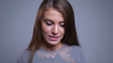 Sevimli Genç beyaz kadın gülümseyerek ve kameraya bakarak flört utangaç closeup portresi