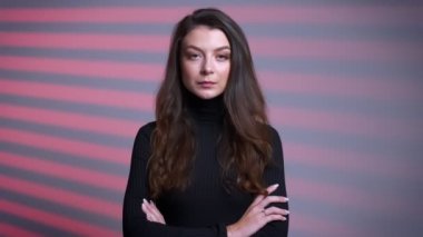 Kendine güvenen genç beyaz kadın kameraya bakıp kollarını göğüs üzerinde çarpı işareti olan portre portre