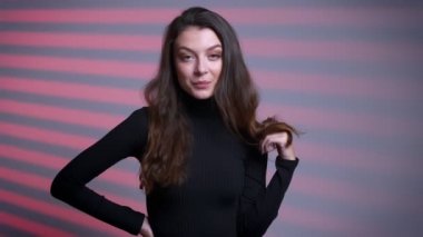 Portre genç baştan çıkarıcı beyaz kadın onu saç gülümseyen ve kameraya bakarak flört ile oynama.