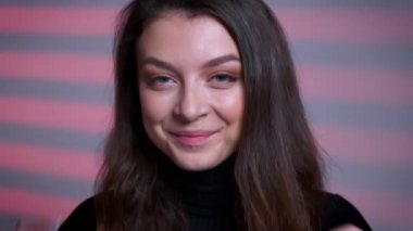 Portre portre poz ve kameraya arıyor çarpıcı Genç beyaz kadın modeli