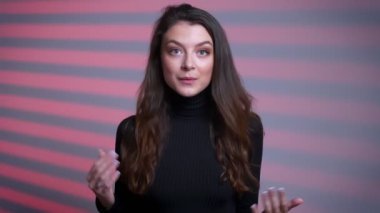 Portre portre şaşırttı ve Genç beyaz kadın kameraya bakarak ve mimik utandım