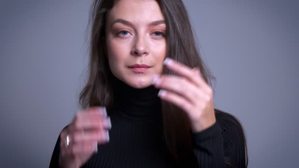 Primo piano ritratto di affascinante donna caucasica moderna che parla casualmente al telefono e sorride — Video Stock