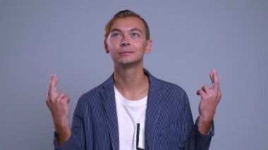 Umut verici bir biçimde portre portre Genç beyaz adam olmak gergin ve onun parmak çarpı işareti olan