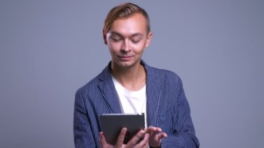 Portre portre çekici genç beyaz adamın tablet ve kameraya gösteren yeşil ekran kullanarak