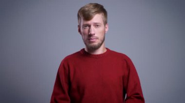 Portre portre yetişkin sakallı kameraya bakarak ve kollarını sahip kırmızı bir kazak beyaz erkekte göğüs üzerinde çarpı işareti