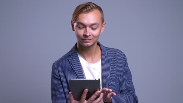 Portre portre çekici genç beyaz adamın tablet ve kameraya gösteren yeşil ekran kullanarak — Stok video