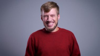 Mutlu bir şekilde çığlık ve kameraya bakarak heyecanlı deli orta yaşlı beyaz adam portresi portre