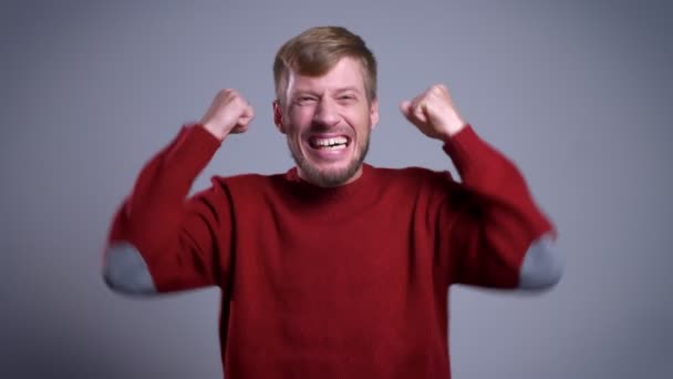Retrato de close-up de homem caucasiano de meia-idade feliz ficando animado por causa de boas notícias — Vídeo de Stock