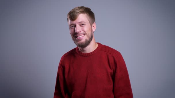 Closeup portret van middelbare leeftijd man kijken camera en glimlachend lachen gelukkig met de achtergrond geïsoleerd op grijs — Stockvideo