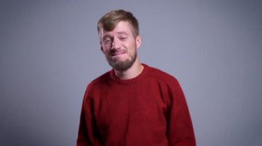 Portre portre çekici beyaz adam kameraya bakıyor ve Evet anlaşma in token of yanıt orta yaşlı